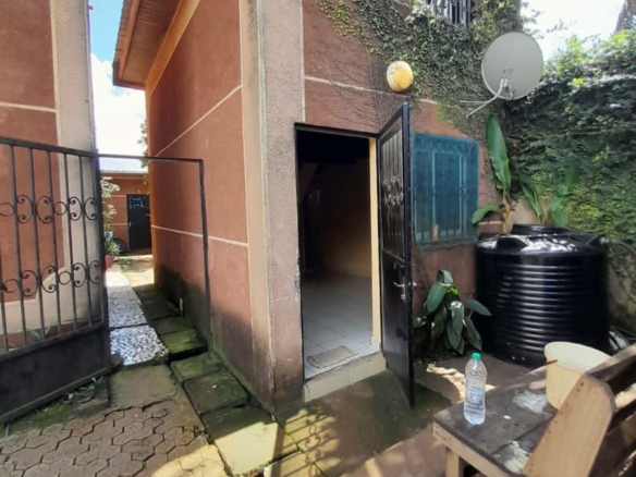 Studio modeste à louer, Yaoundé Essos