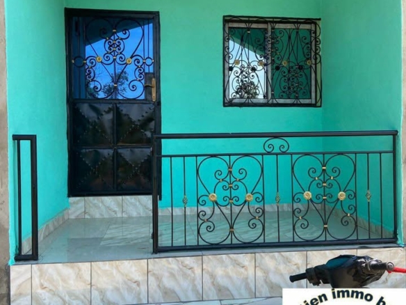 Vaste studio moderne avec espace parking, Bertoua Kpokolota