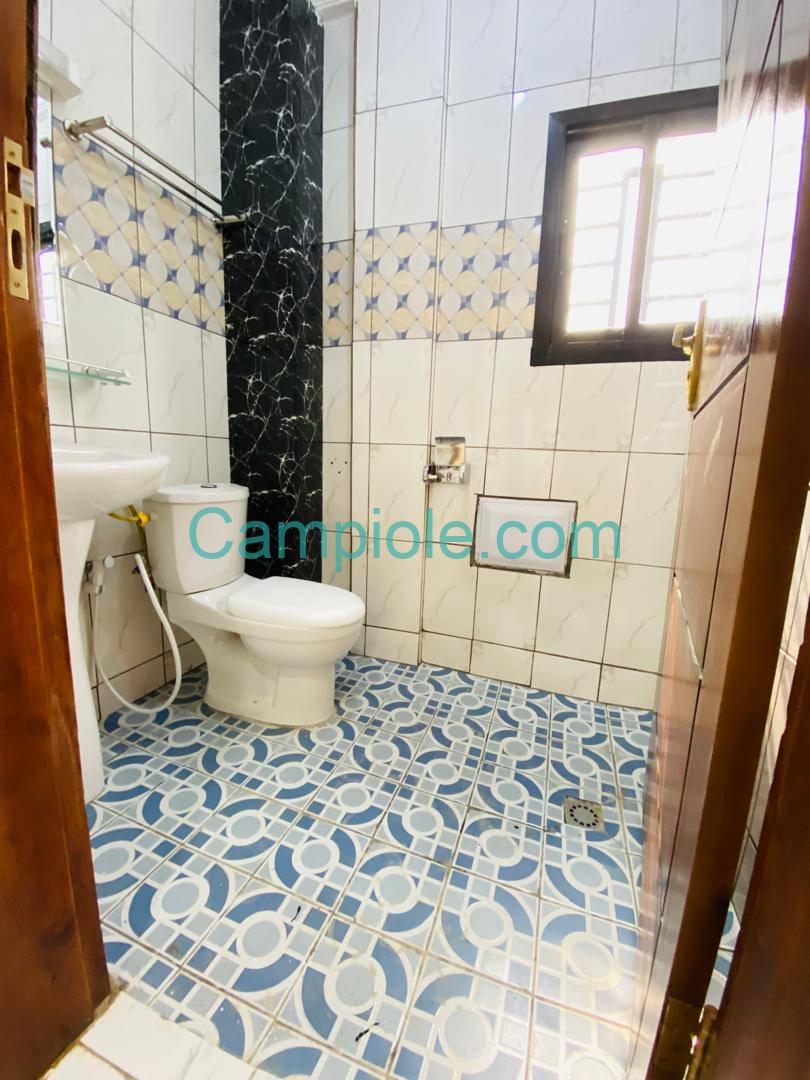 SM_studio_logbessou_111025_dch