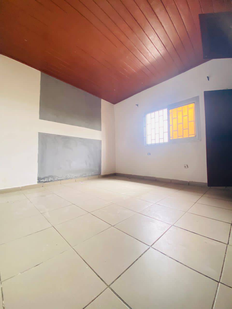 SM_studio_logpom_311025_chb1