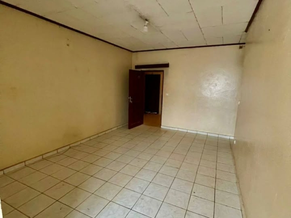 Appartement moderne à louer en bordure de route à Etoug-Ebe