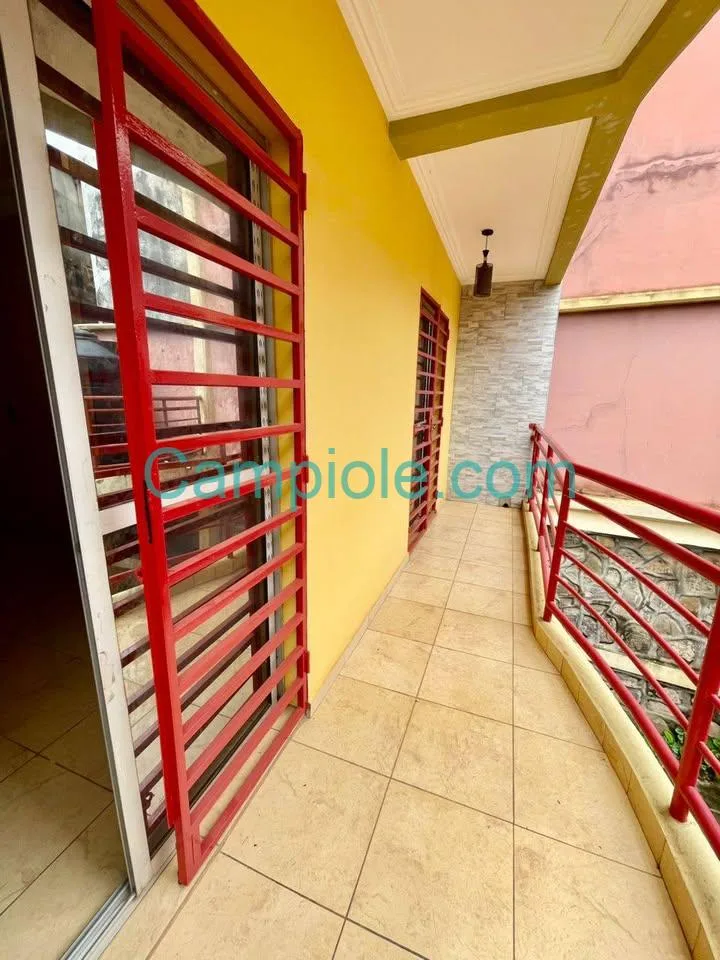 23988- Studio moderne à louer à Yaoundé Biyem Assi