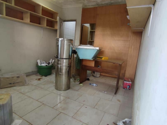 Jolie boutique en pleine Omnisport juste après le stade