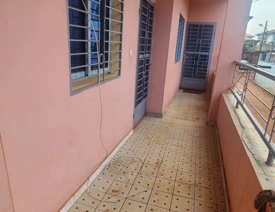 STUDIO BON STANDING À LOUER, DAMAS ESSONO CITY