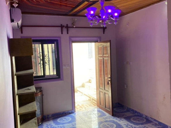 Studio moderne à louer avec clôture et château d'eau