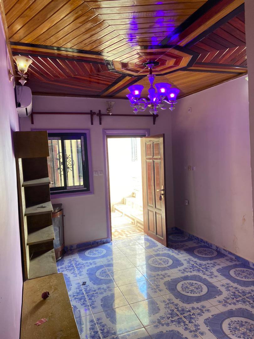 Studio moderne à louer avec clôture et château d'eau