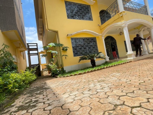 MIMBOMAN : Grand DUPLEX à louer