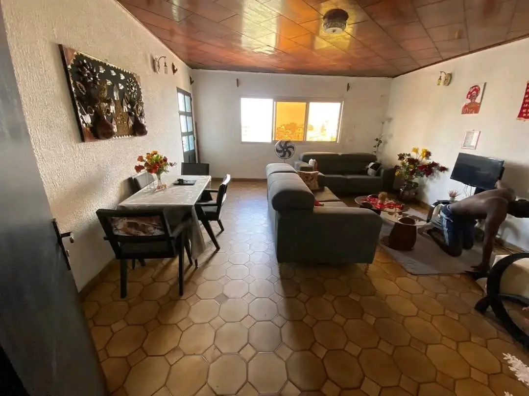 36259- Grand appartement à louer à Douala Deïdo