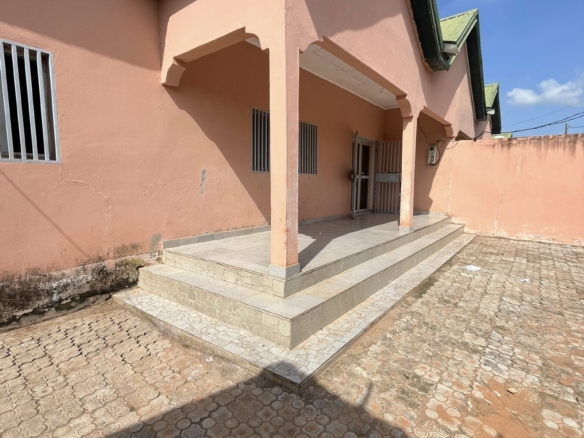 Appartement à louer dans la barrière à Garoua Djamboutou