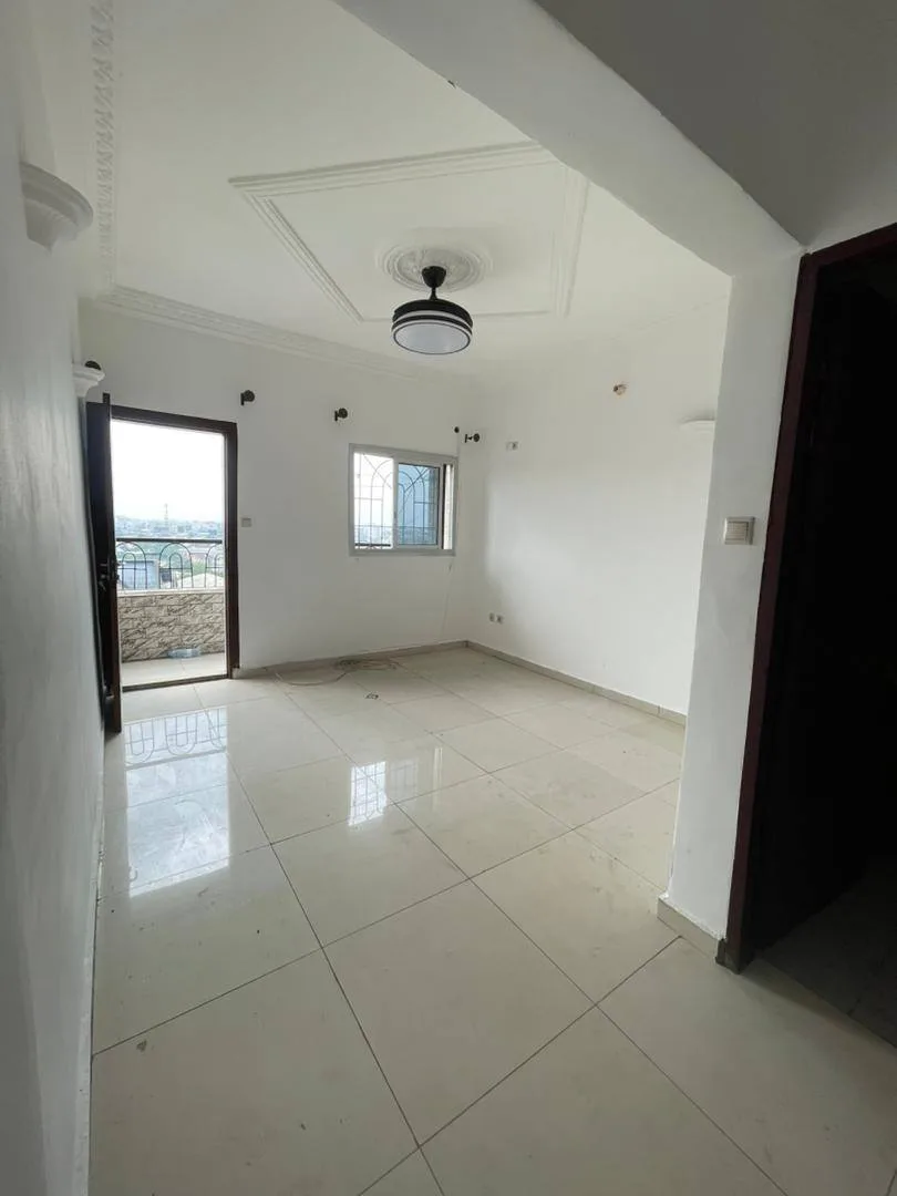 23002- Studio moderne à louer à Ndogbong au 3ème étage