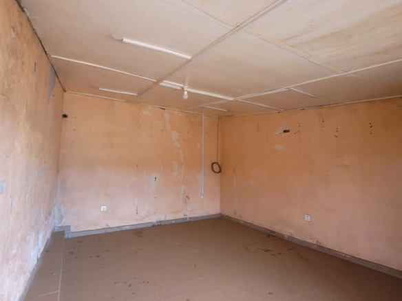 BOUTIQUE À LOUER À YAOUNDÉ OMNISPORT