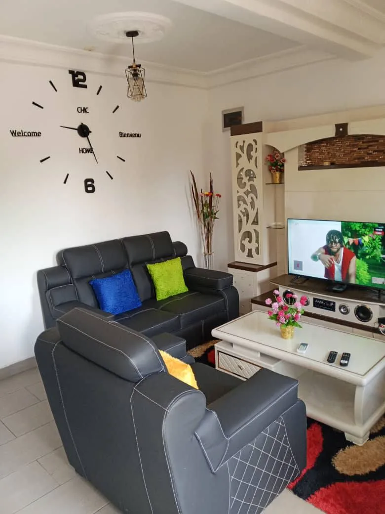 44054- Studio meublé situé derrière Tradex Essomba