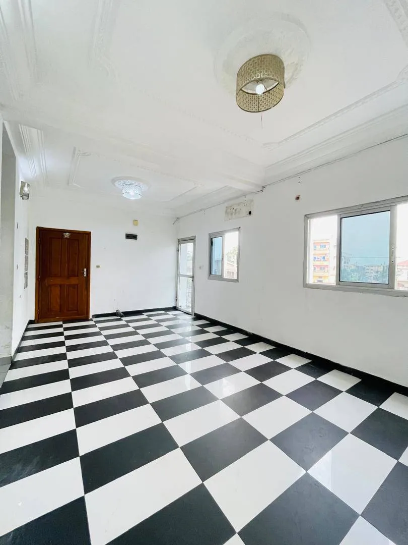 42948- APPARTEMENT MODERNE STAFFÉ SITUÉ À BONAMOUSSADI