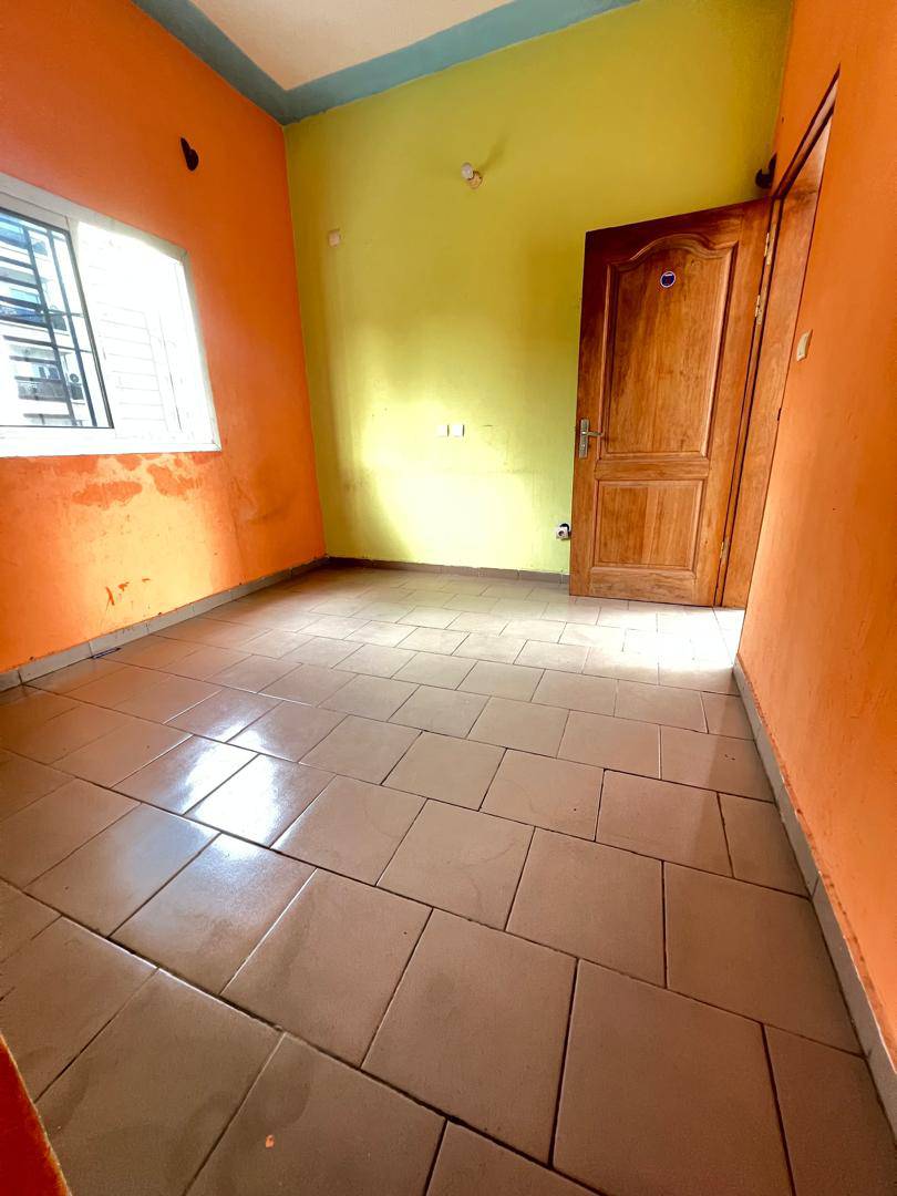 STUDIO MODERNE SITUÉ À L'IMMEUBLE AU 1ER NIVEAU, KOTTO