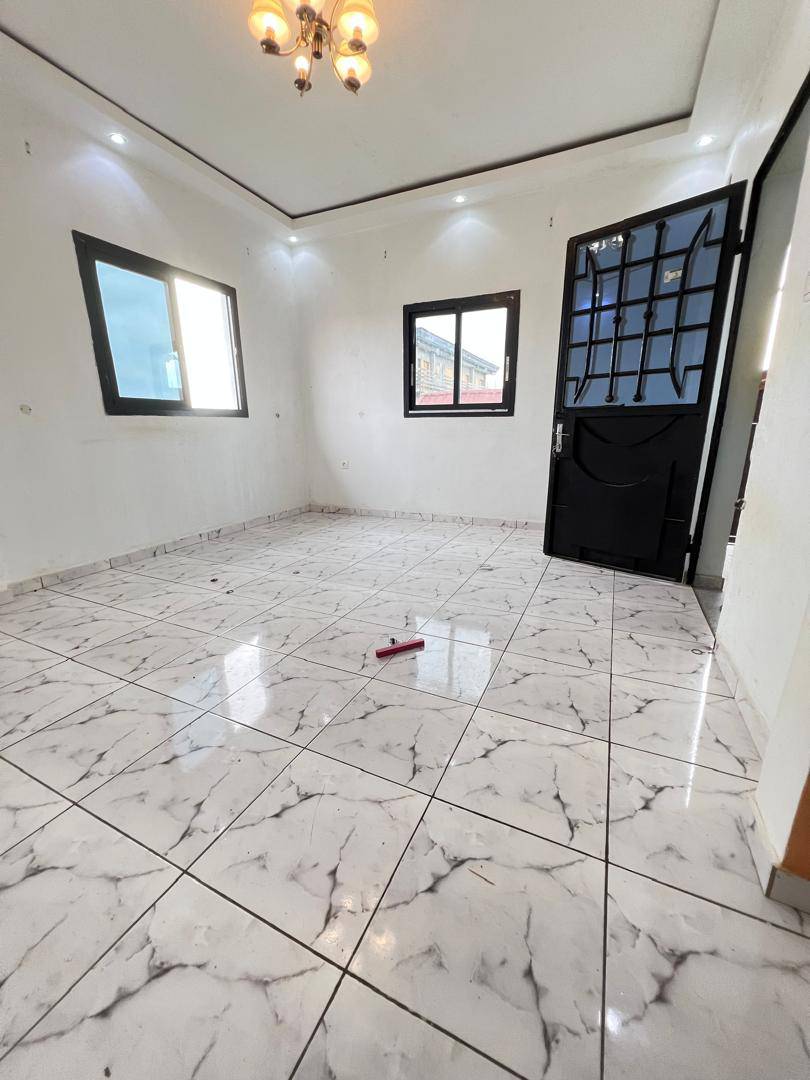 STUDIO MODERNE STAFFÉ SITUÉ AU 3E ÉTAGE, DOUALA LOGBESSOU