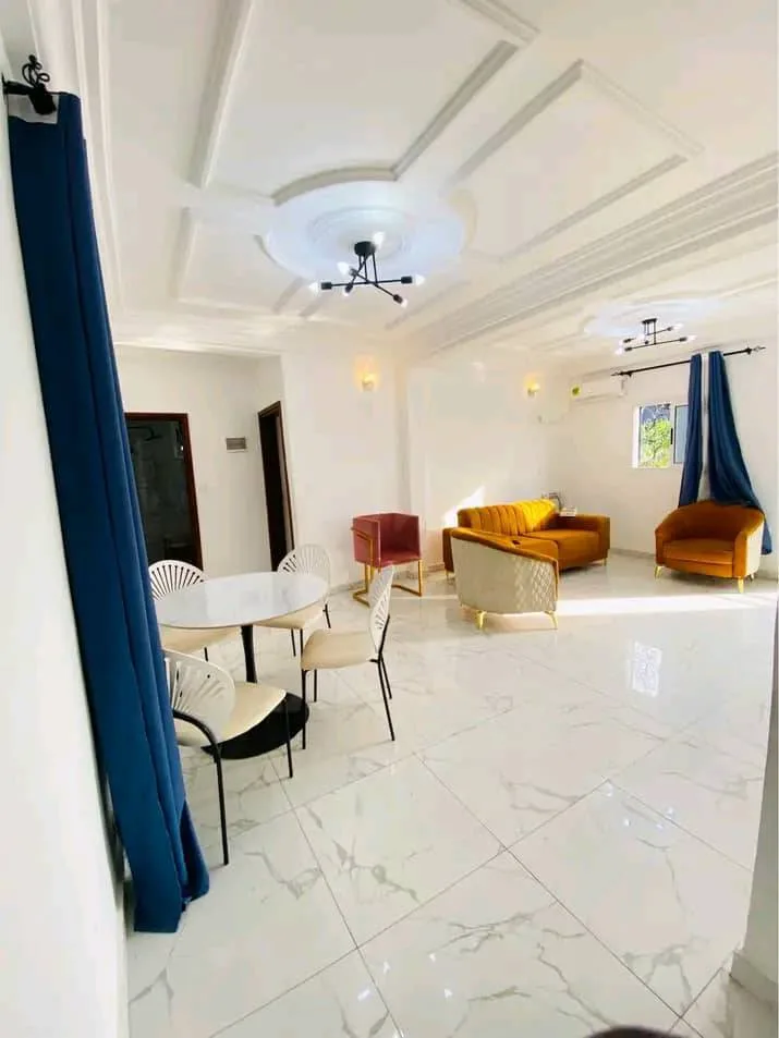 37397- STUDIO MODERNE ENTIEREMENT STAFFÉ SITUÉ À LOGBESSOU