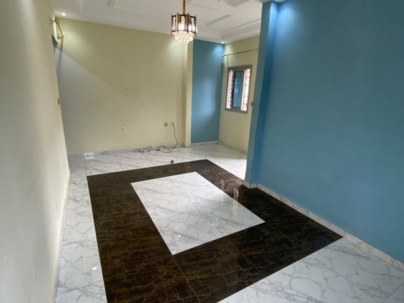 Studio moderne staffé situé à 150fcfa de l’entrée Simbok