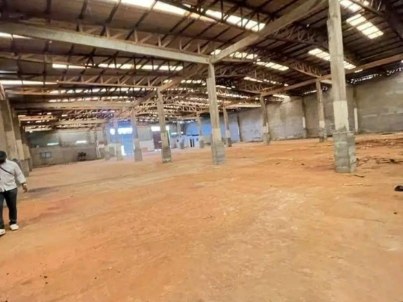 Entrepôt de 1000m² à louer, Yaoundé Etoudi