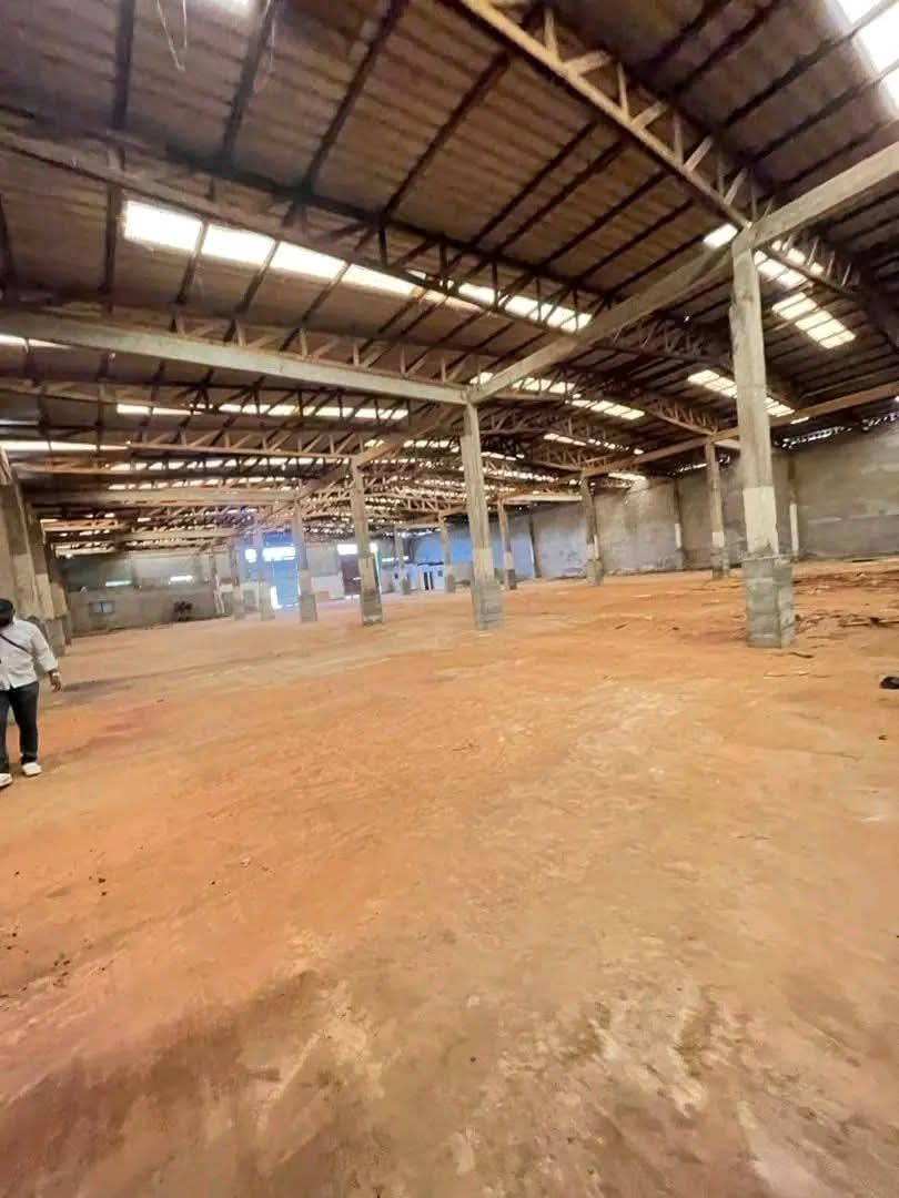 Entrepôt de 1000m² à louer, Yaoundé Etoudi