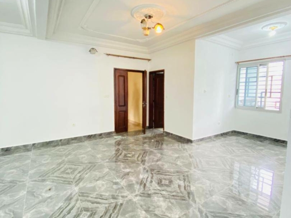 APPARTEMENT STAFFÉ REZ DE CHAUSSÉ IMMEUBLE, LOGBESSOU