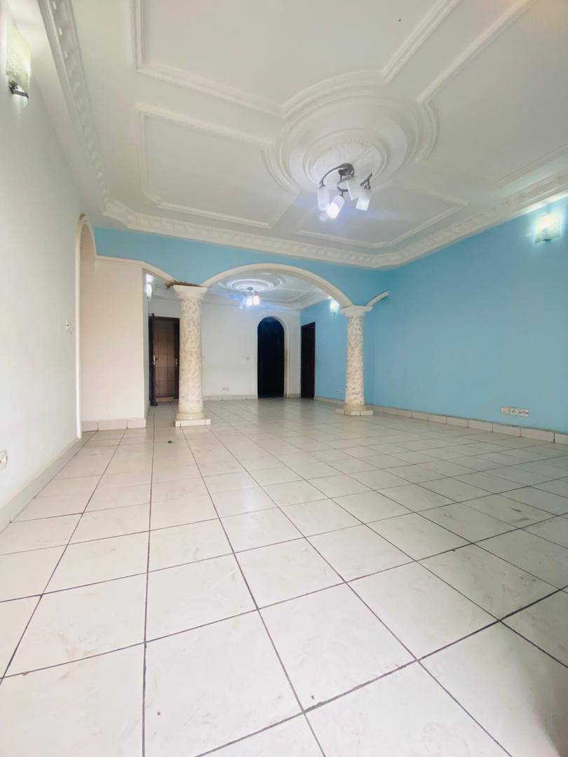 APPARTEMENT MODERNE ENTIEREMENT STAFFÉ SITUÉ À MAKÉPÉ