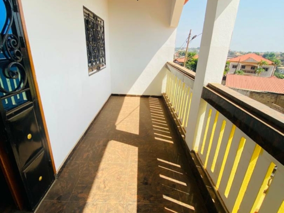 Appartement non loin de la route, Obobogo