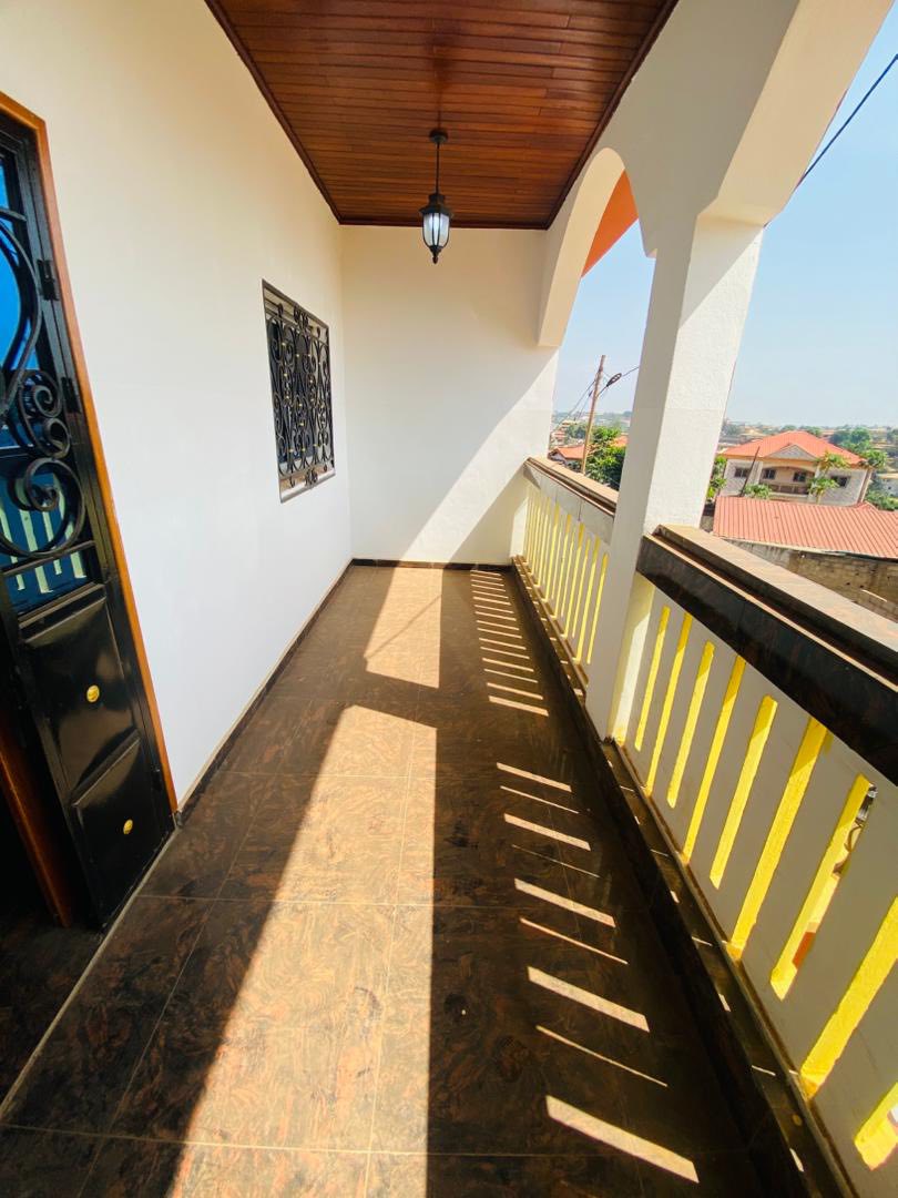 Appartement non loin de la route, Obobogo