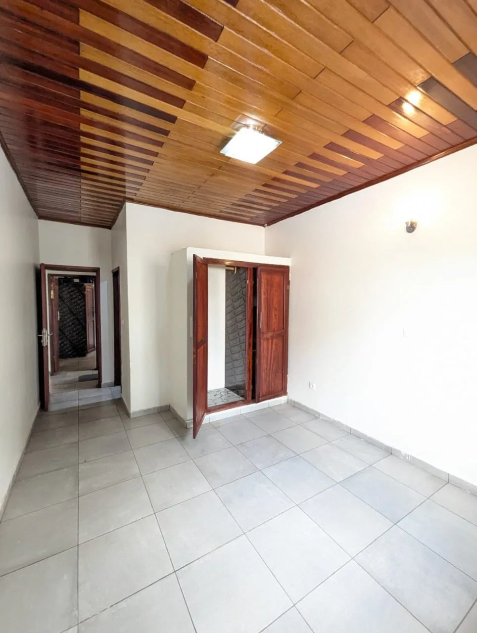 Appartement moderne à louer à Odza avant le petit marché