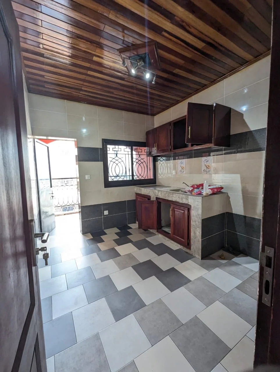Appartement moderne à louer à Odza avant le petit marché