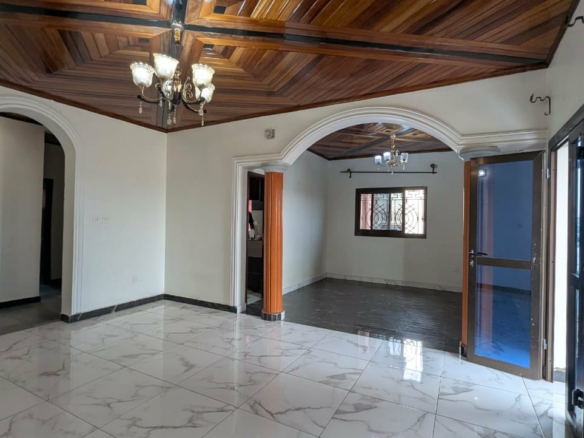 Appartement moderne à louer à Odza avant le petit marché