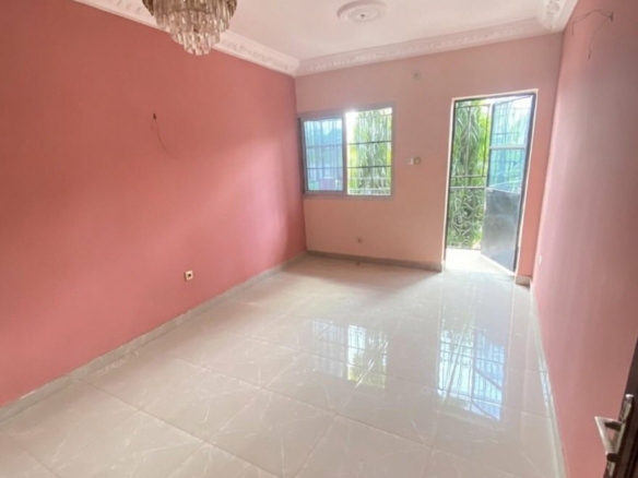 Grand studio à louer Japoma 60000fcfa