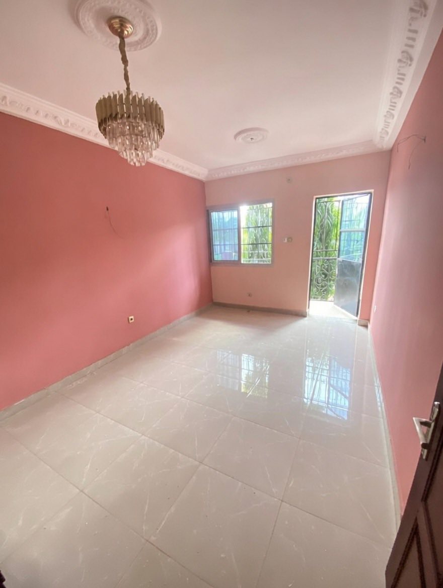 Grand studio à louer Japoma 60000fcfa