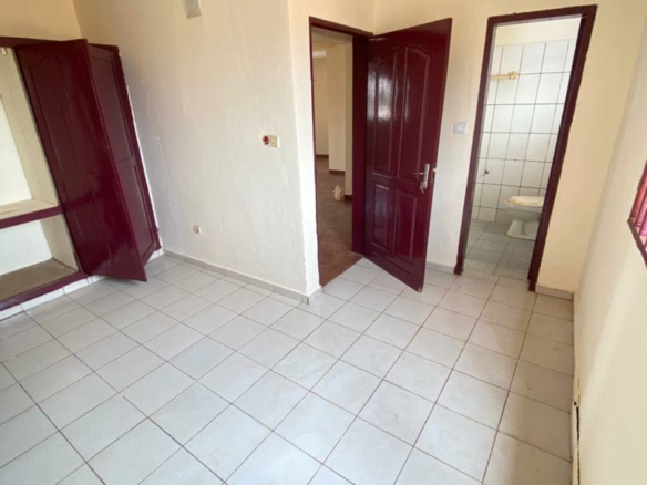 Appartement Moderne Biyem-Assi Bordure Route Principale