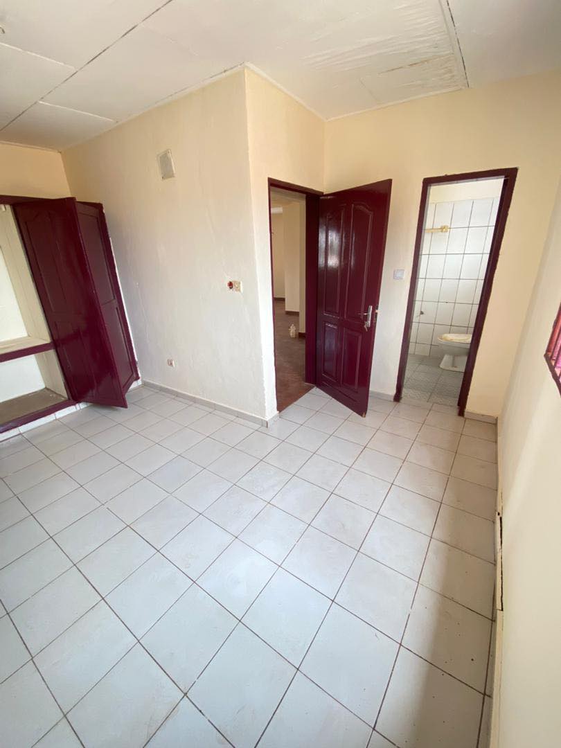 Appartement Moderne Biyem-Assi Bordure Route Principale