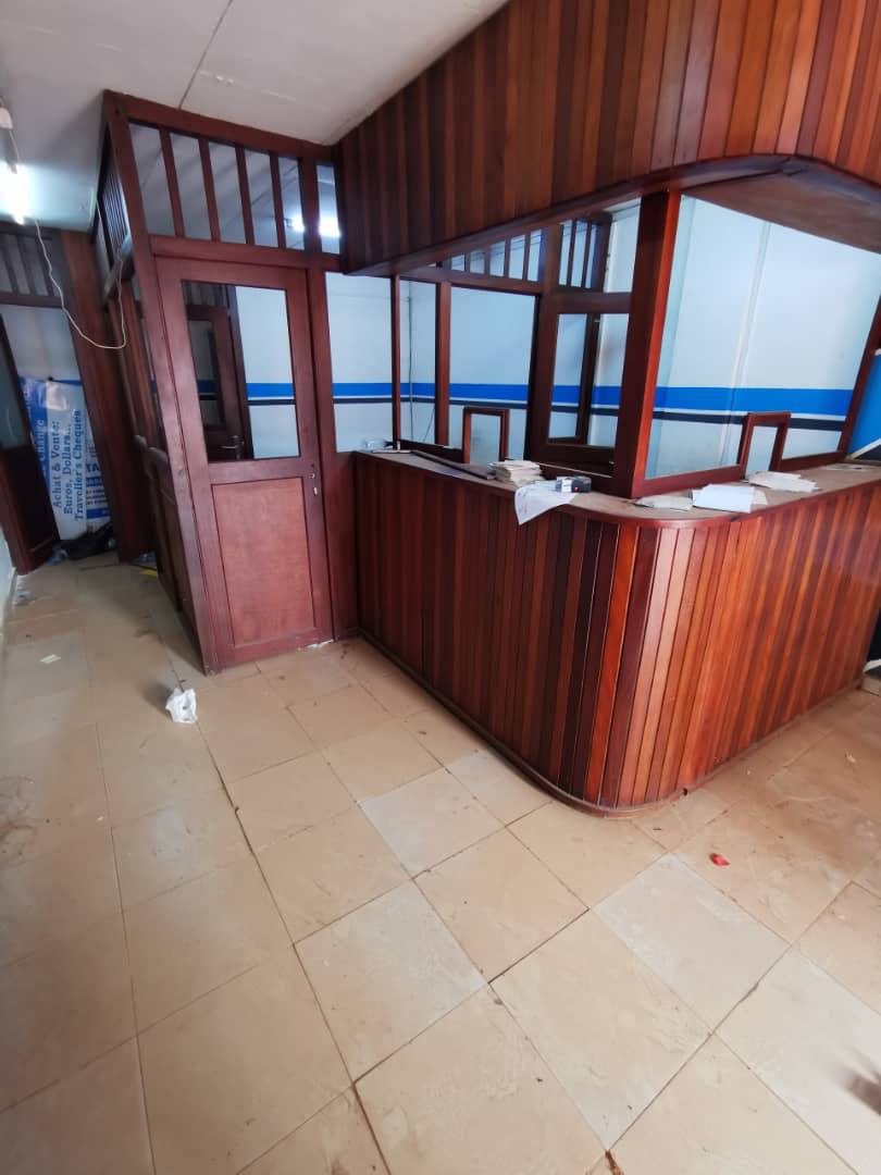 Boutique à Louer Ngousso Bordure de Route