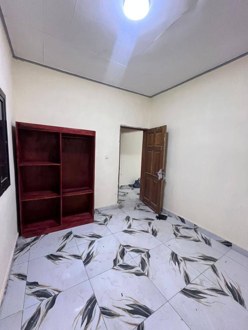 Studio Moderne à Louer à Émana, 65000fcfa