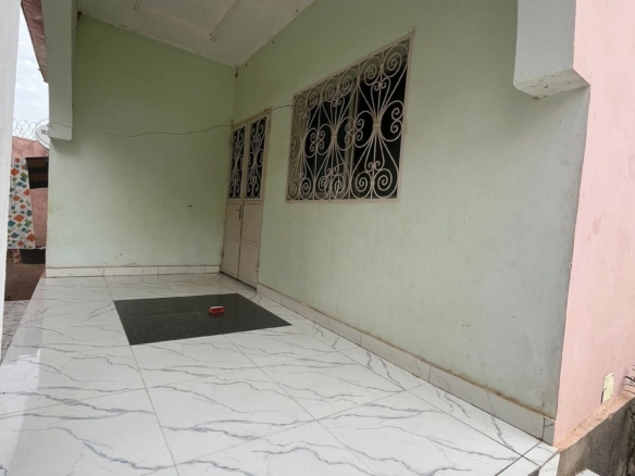 38890- Studio à louer dans un camp, Garoua Kanadi