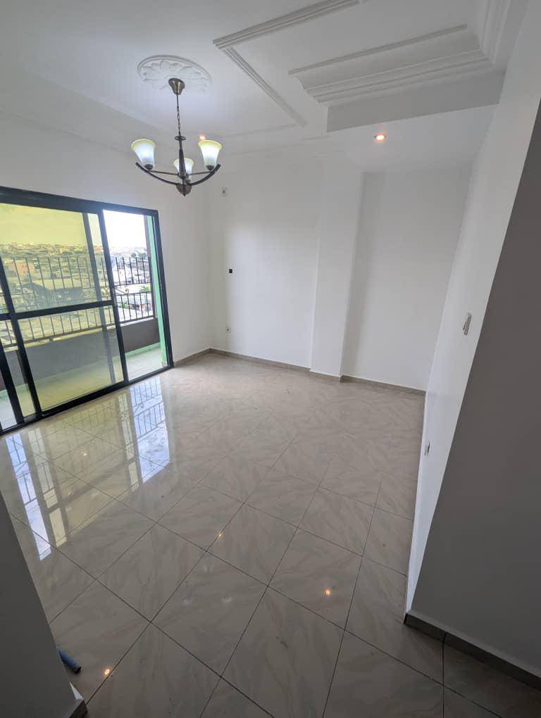 41009- GRAND STUDIO MODERNE STAFFÉ SITUÉ À BEPENDA