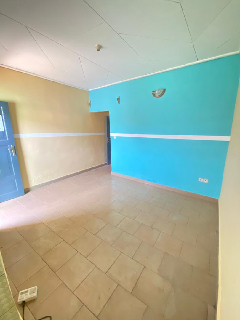 37588- Grand studio moderne à Bonas