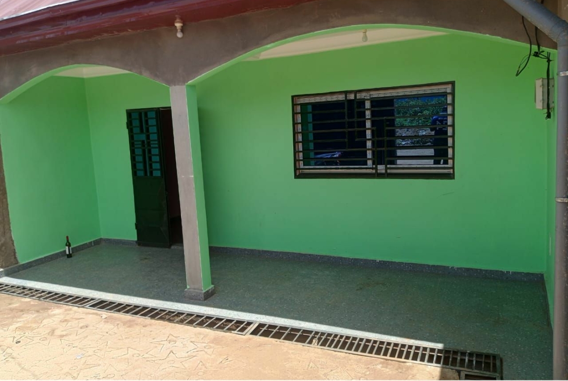 MAISON DANS LA BARRIERE EN LOCATION À NGAOUNDERE BEKA