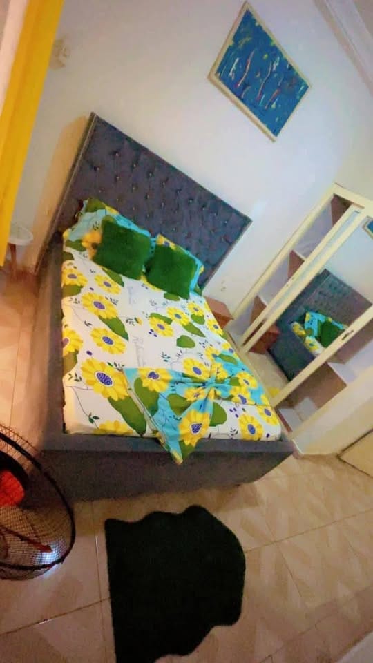 Beau studio meublé à Bata Nlongkak bordure de route principale