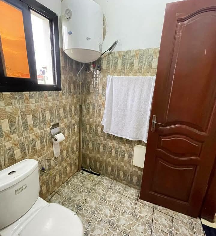 Beau studio meublé à Bata Nlongkak bordure de route principale