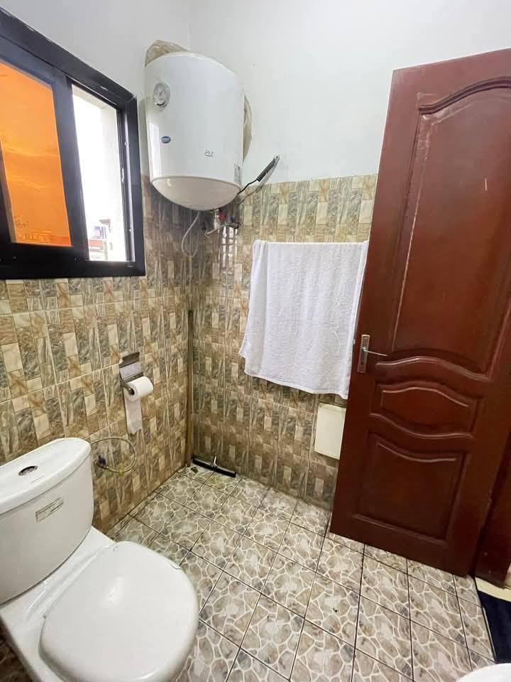 Beau studio meublé à Bata Nlongkak bordure de route principale