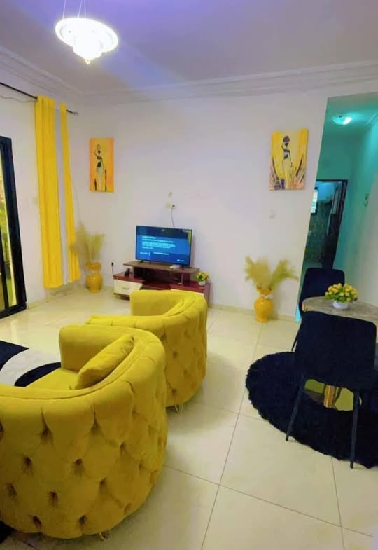 Beau studio meublé à Bata Nlongkak bordure de route principale