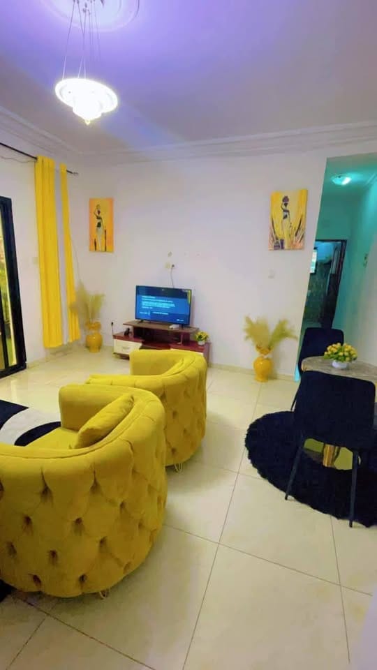 Beau studio meublé à Bata Nlongkak bordure de route principale