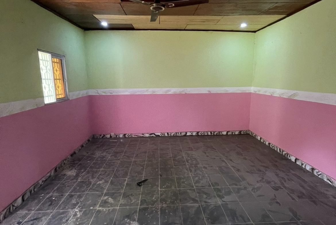 Studio disponible seul dans la barrière à Poukouloukou, Garoua