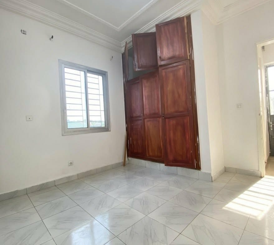 Studio 4 pièces situé à Nyalla à 200fcfa de la route