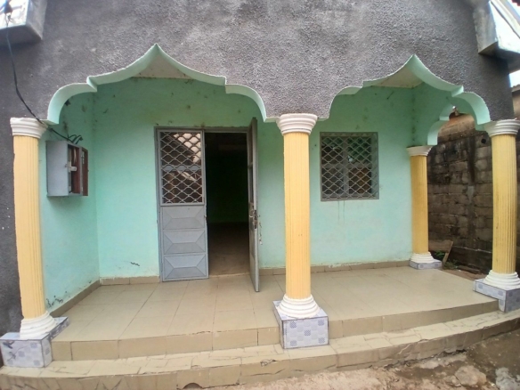 Appartement disponible non loin de l’école publique de Ngalbidje