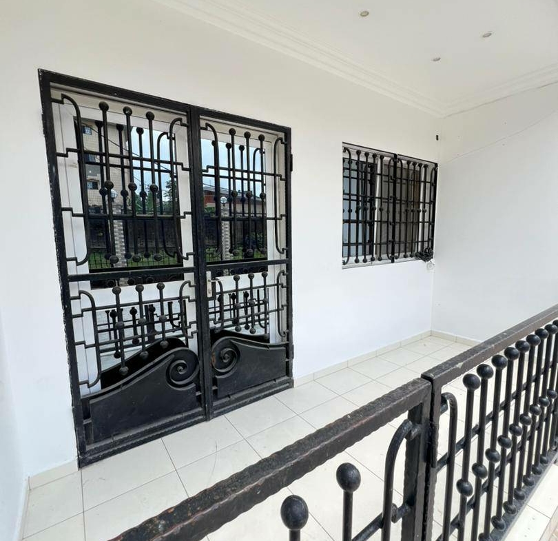 APPARTEMENT MODERNE ENTIEREMENT STAFFÉ SITUÉ À LOGBESSOU