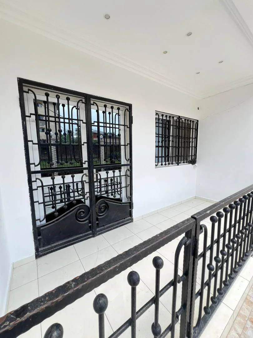 APPARTEMENT MODERNE ENTIEREMENT STAFFÉ SITUÉ À LOGBESSOU